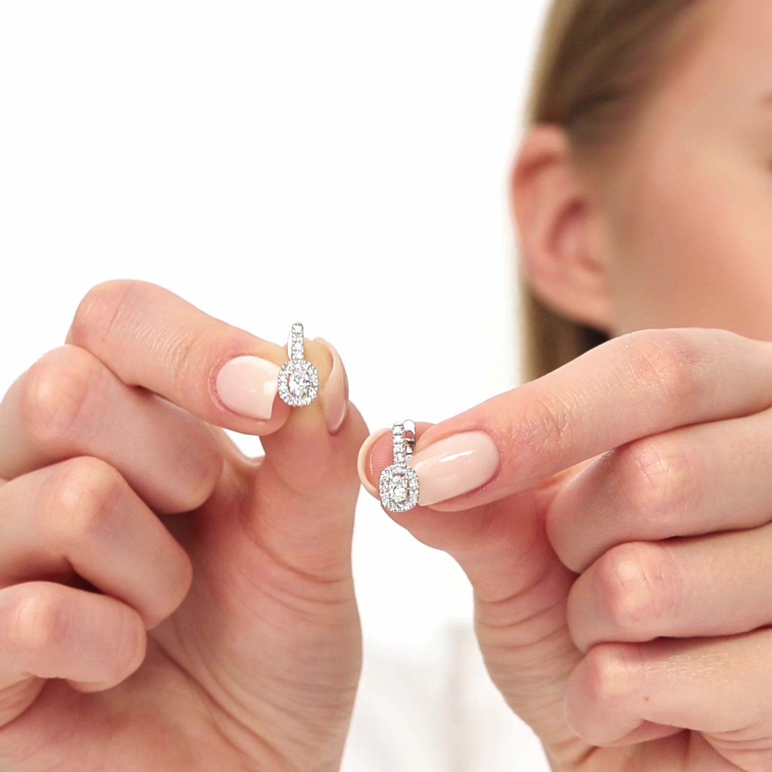 Золотые серьги с бриллиантами выращенными