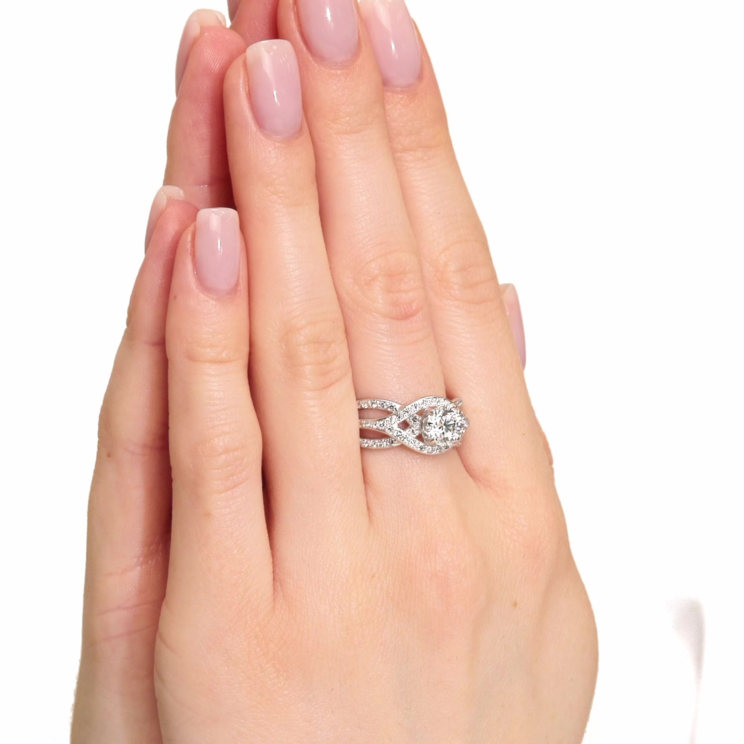 Золотое кольцо с бриллиантами выращенными