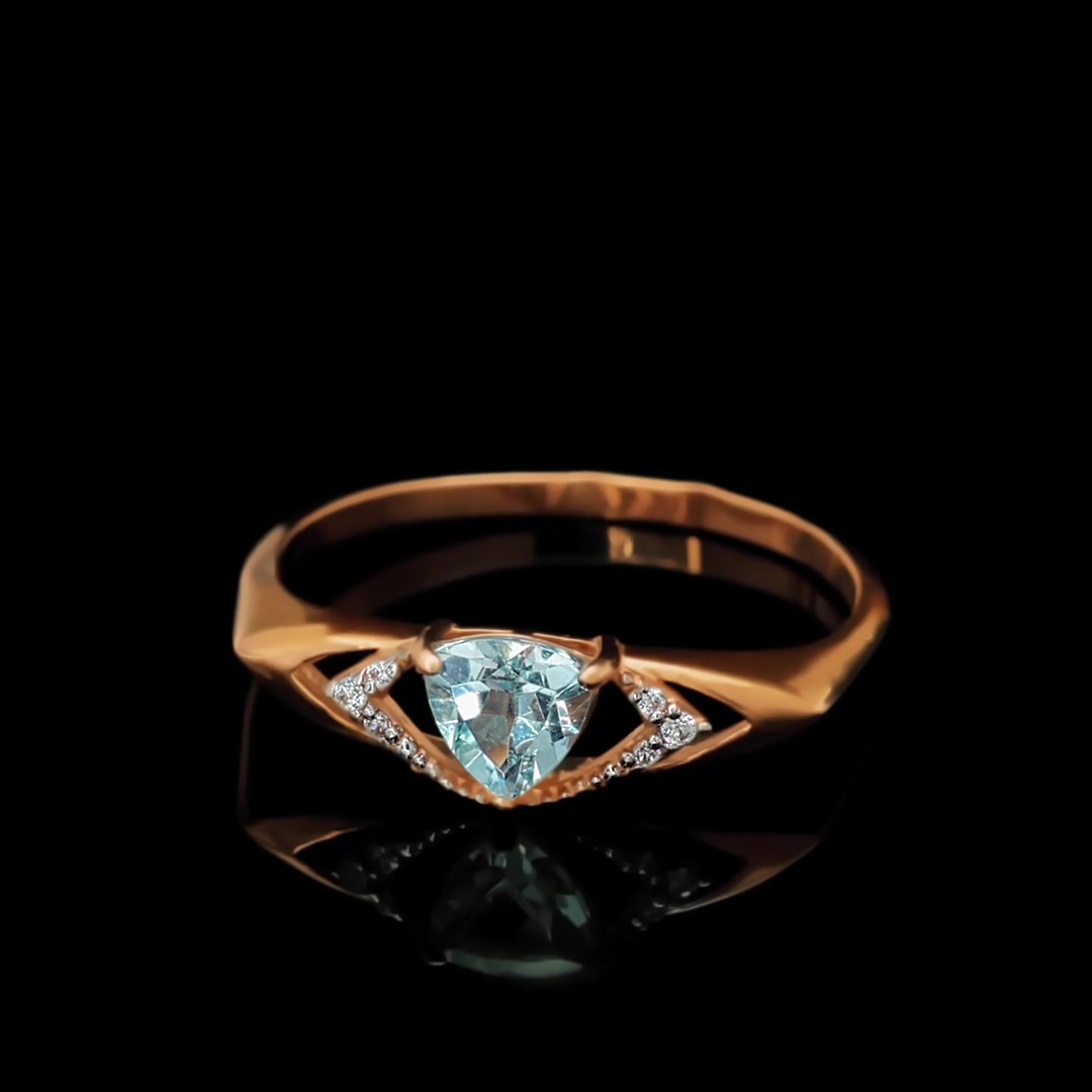 Золотое кольцо с топазом Sky и фианитами