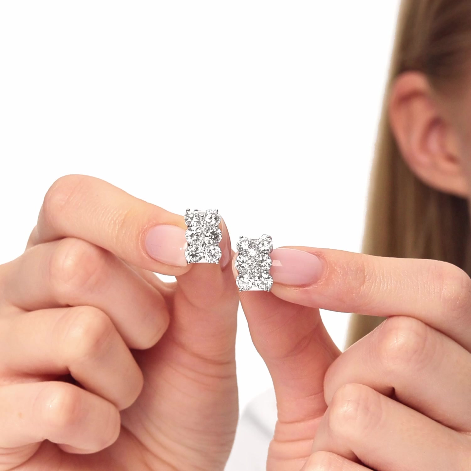 Золотые серьги с бриллиантами выращенными