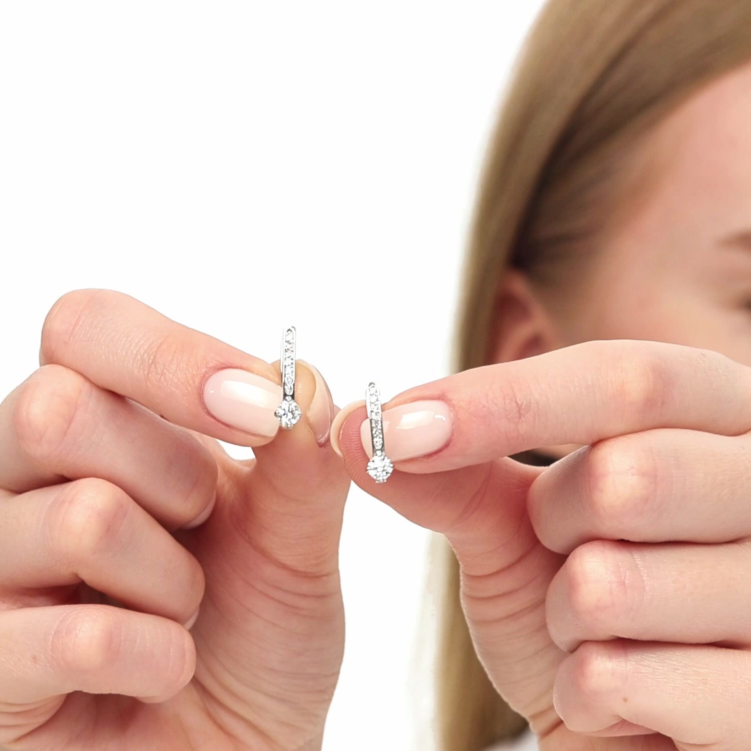 Серебряные серьги с бриллиантами выращенными