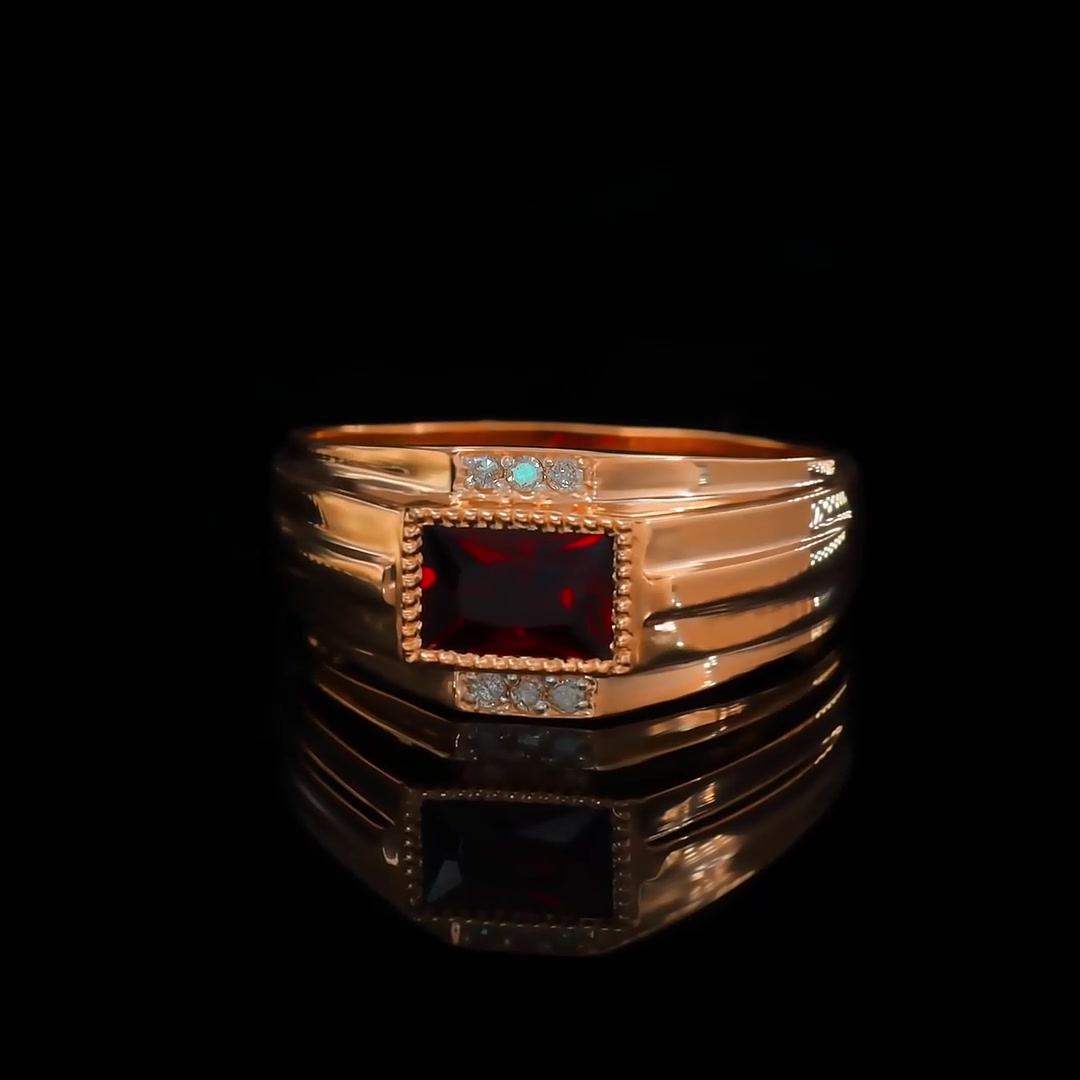 Золотая печатка с гранатом и бриллиантами