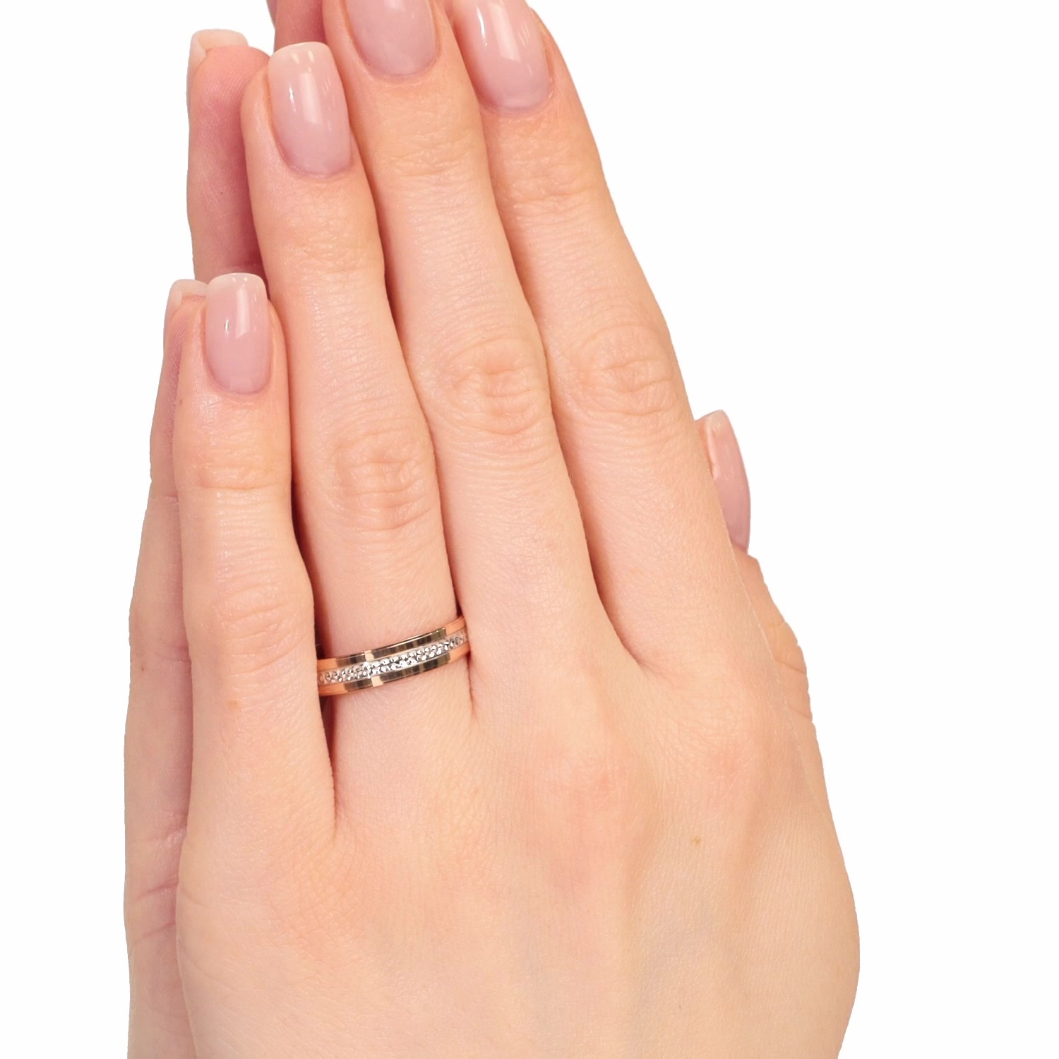 Золотое обручальное кольцо