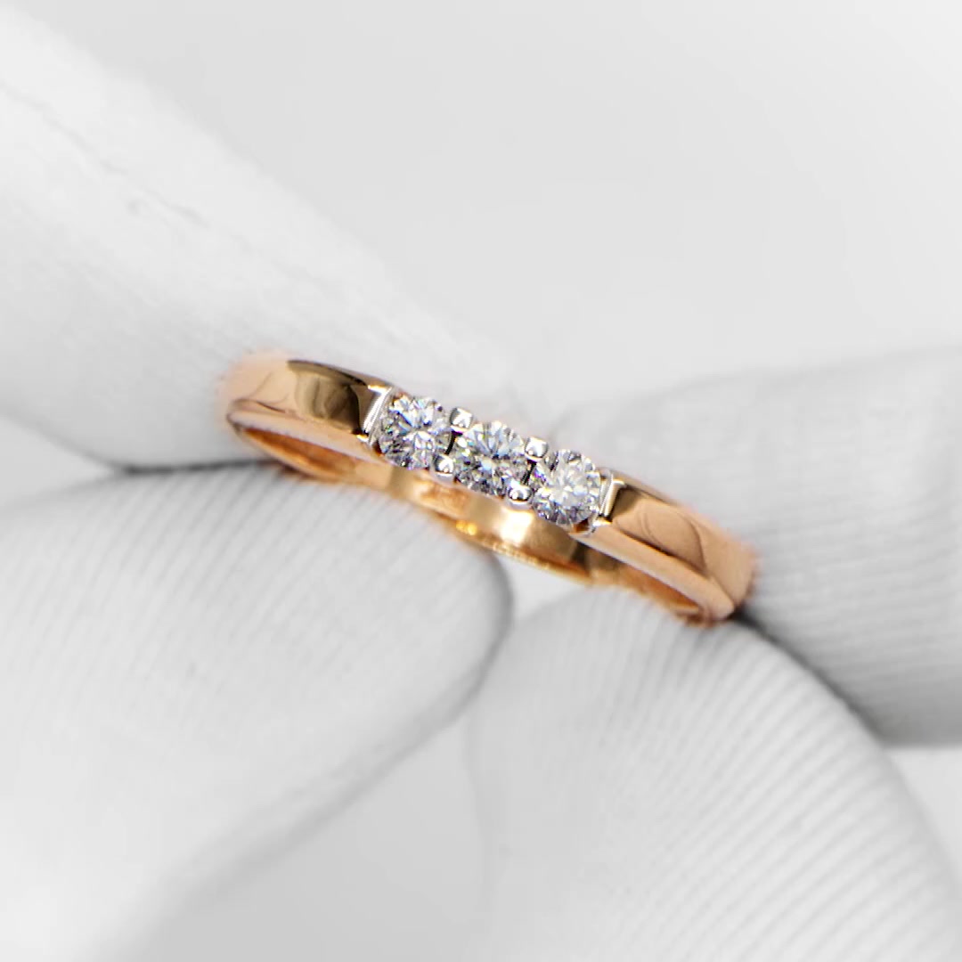 Золотое обручальное кольцо с бриллиантами