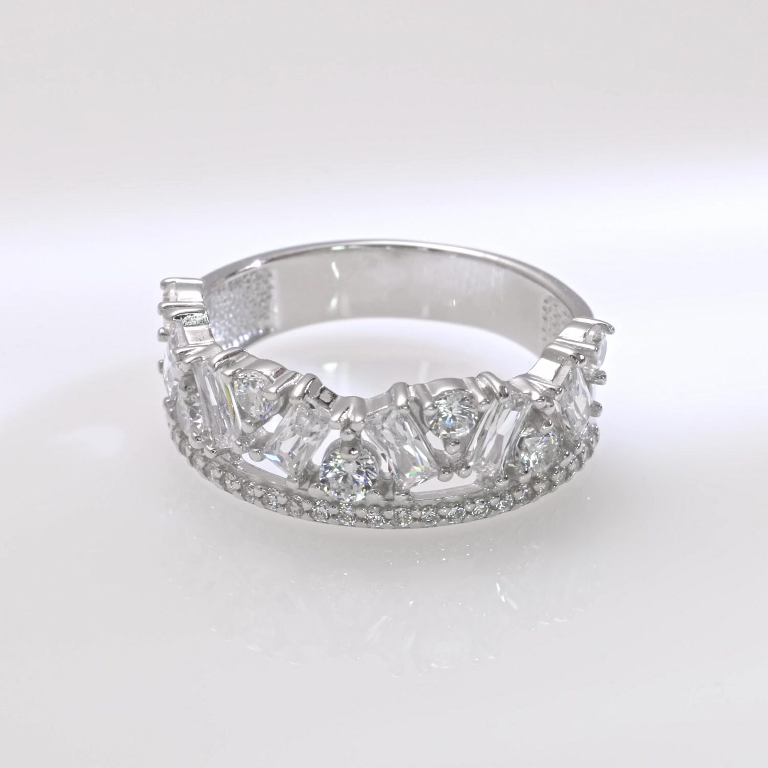 Серебряное кольцо с фианитами