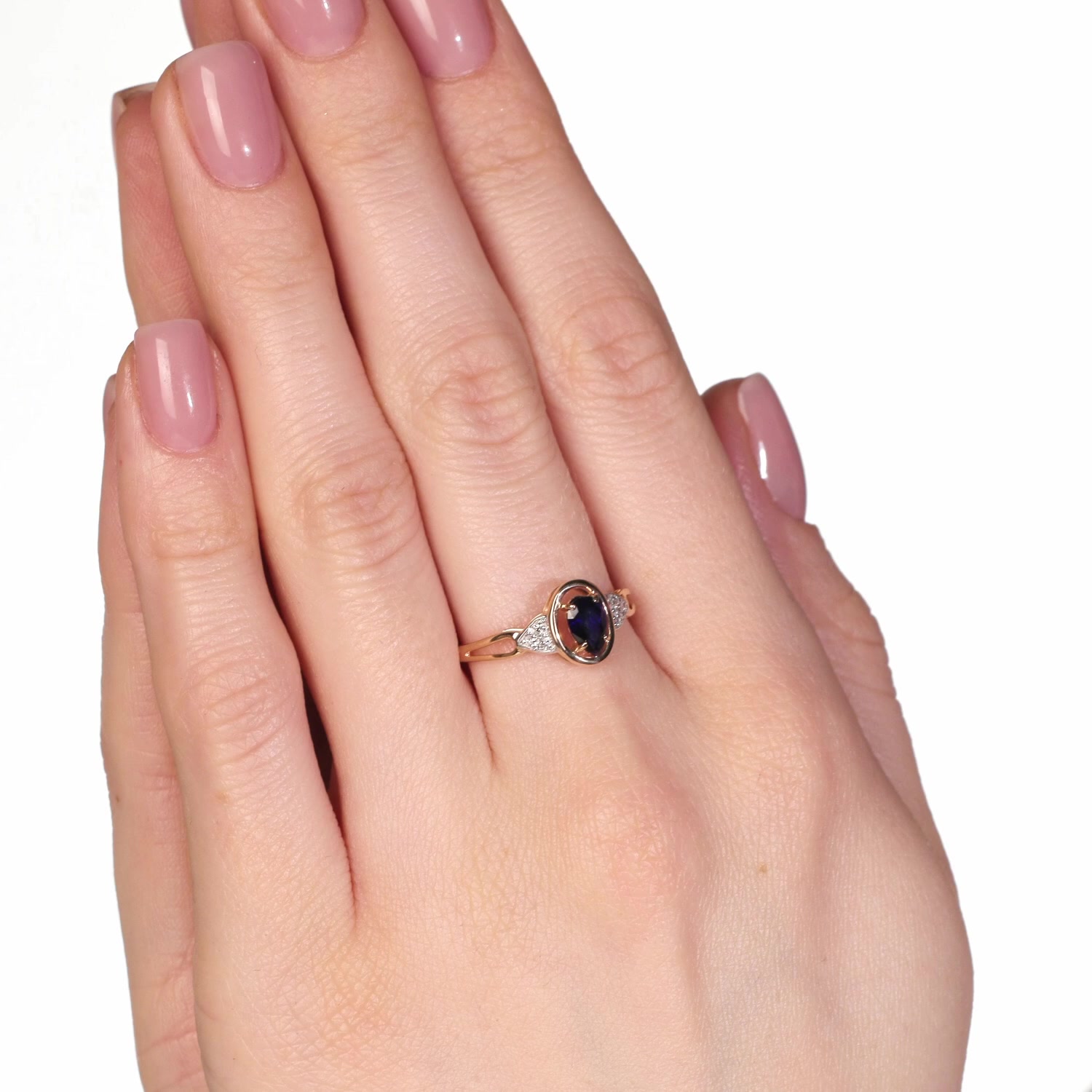 Золотое кольцо с сапфиром выращенным и бриллиантами