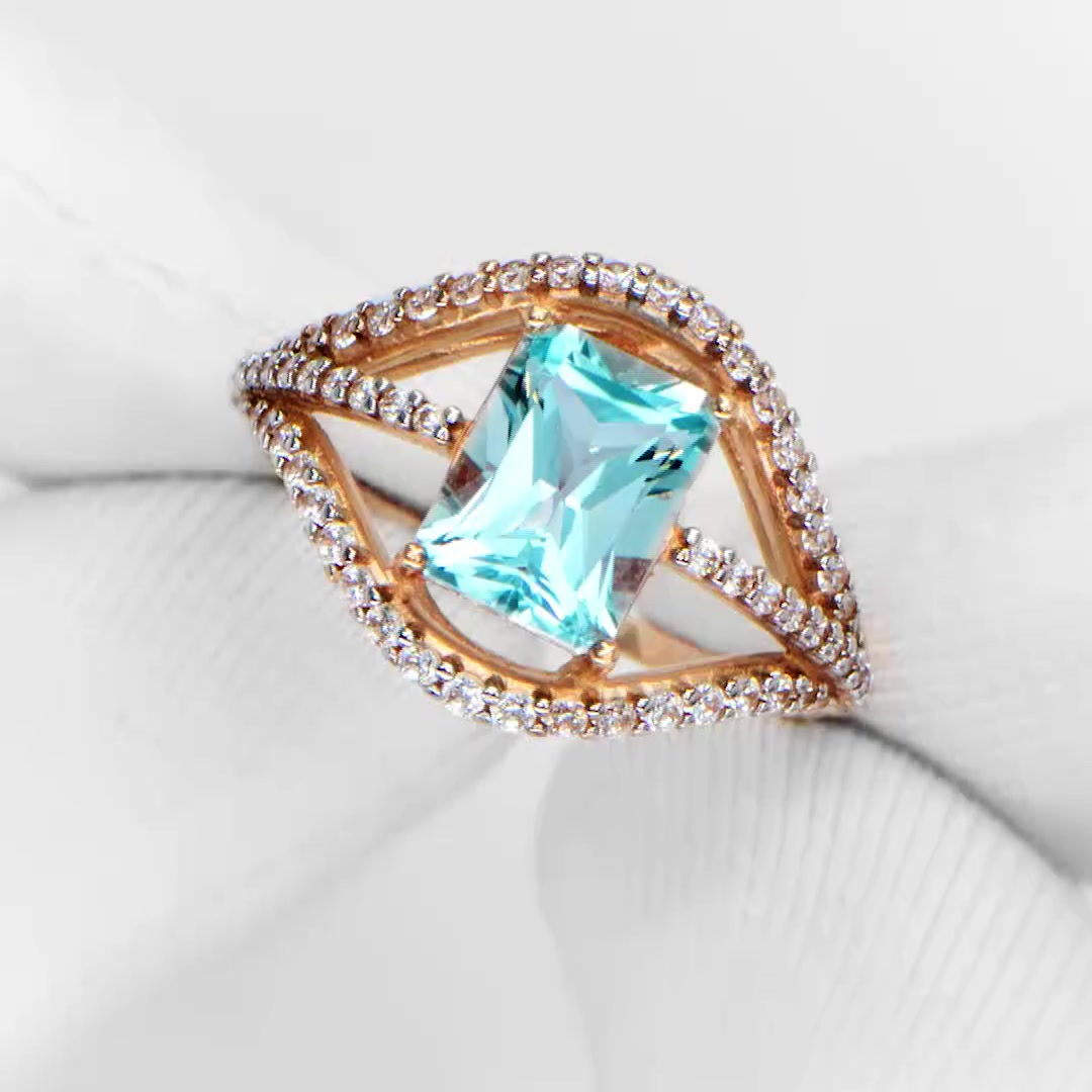 Золотое кольцо с топазом Sky и фианитами