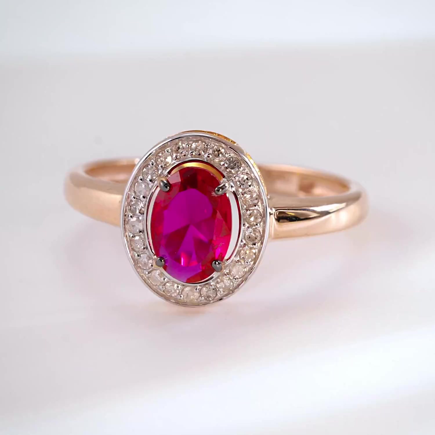 Золотое кольцо с рубином выращенным и бриллиантами