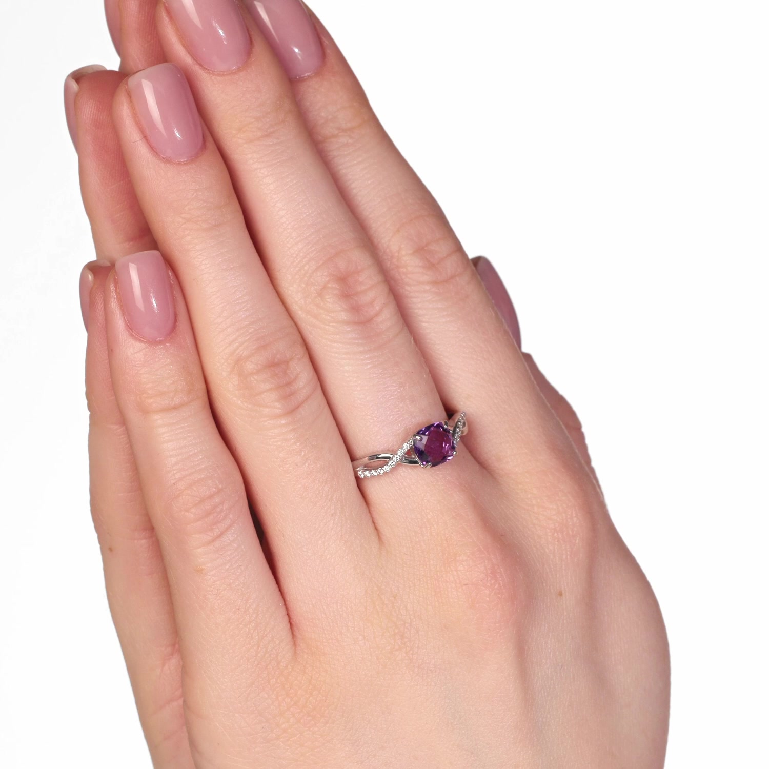 Серебряное кольцо с аметистом и фианитами
