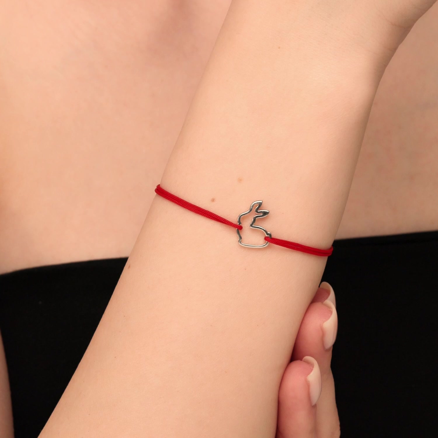 Браслет «красная нить» с серебряной вставкой