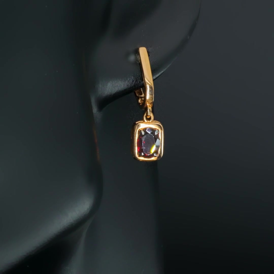 Золотые серьги с гранатом
