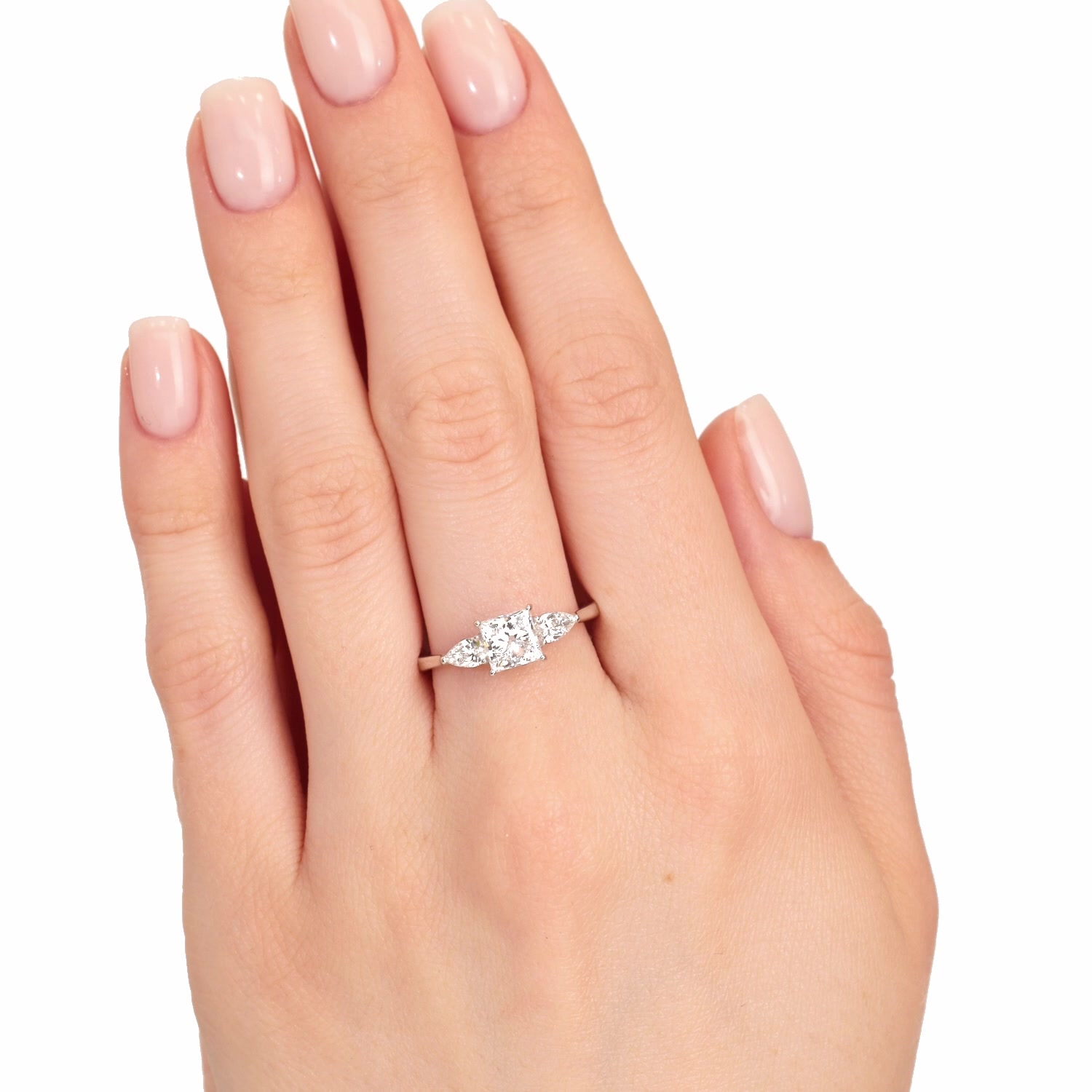 Золотое кольцо с бриллиантами выращенными