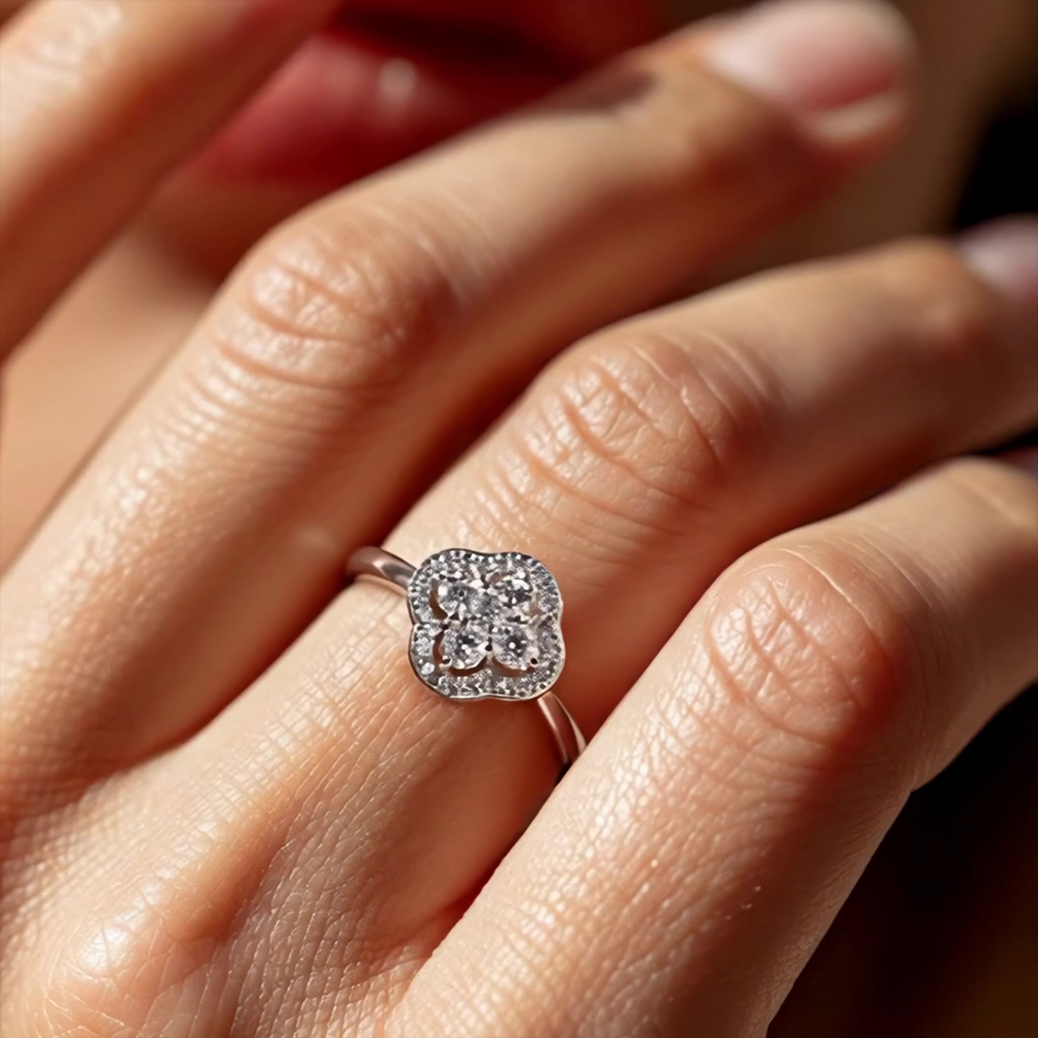 Золотое кольцо с бриллиантами выращенными