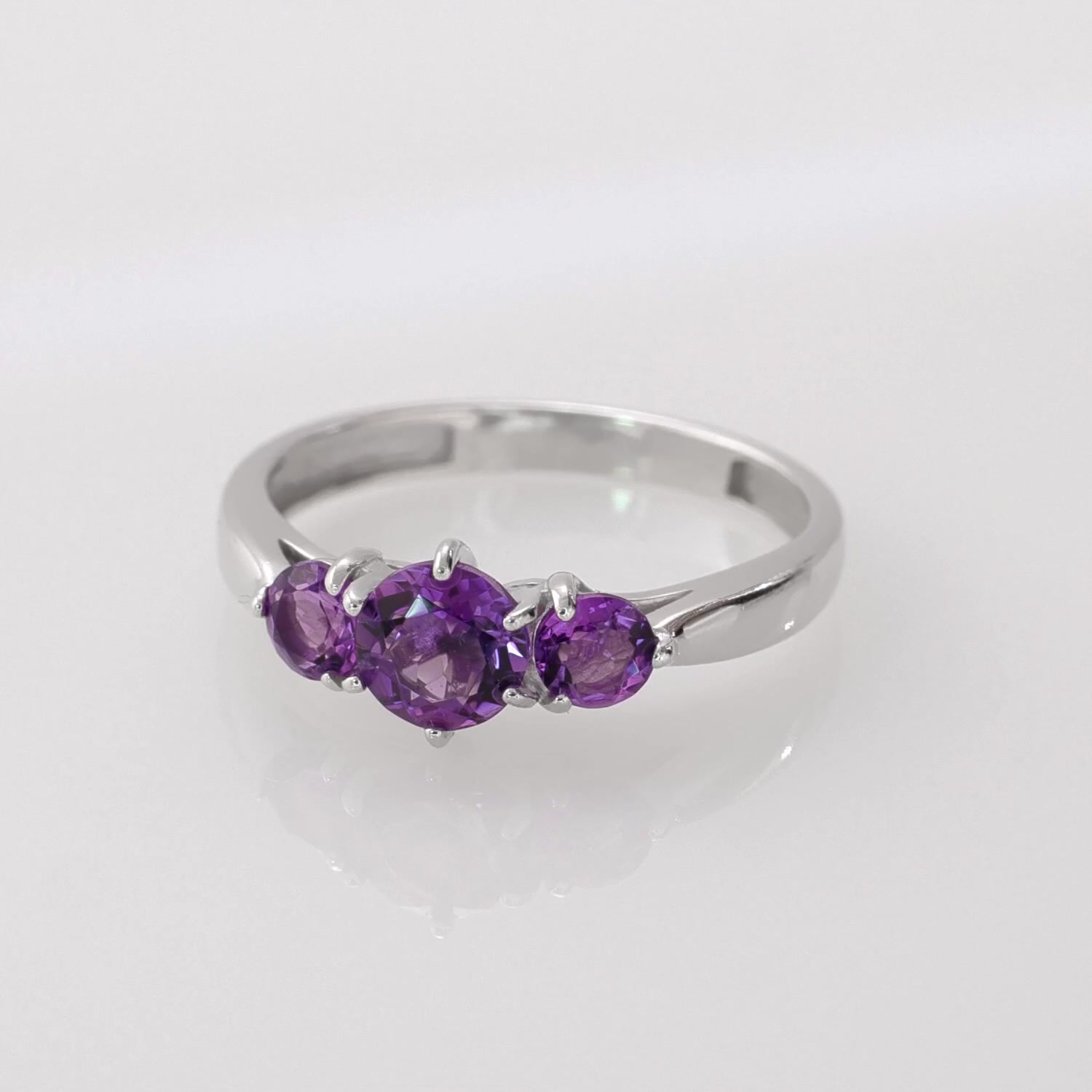 Серебряное кольцо с аметистами