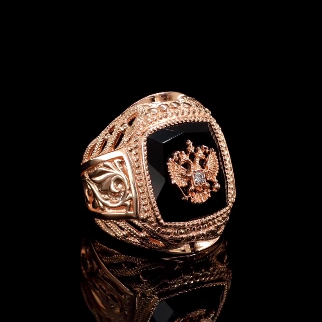 Золотая печатка с агатом и бриллиантом