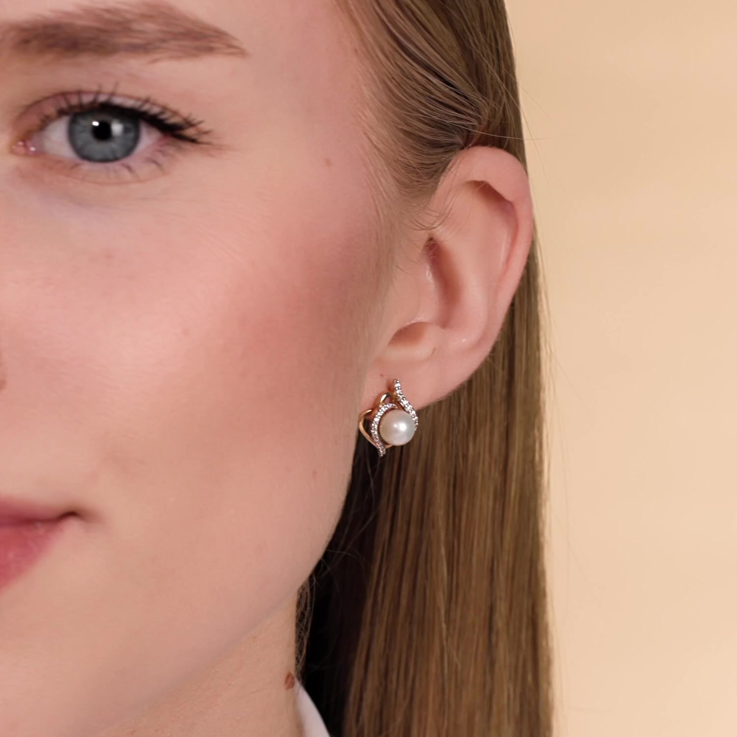 Золотые серьги с жемчугом и фианитами