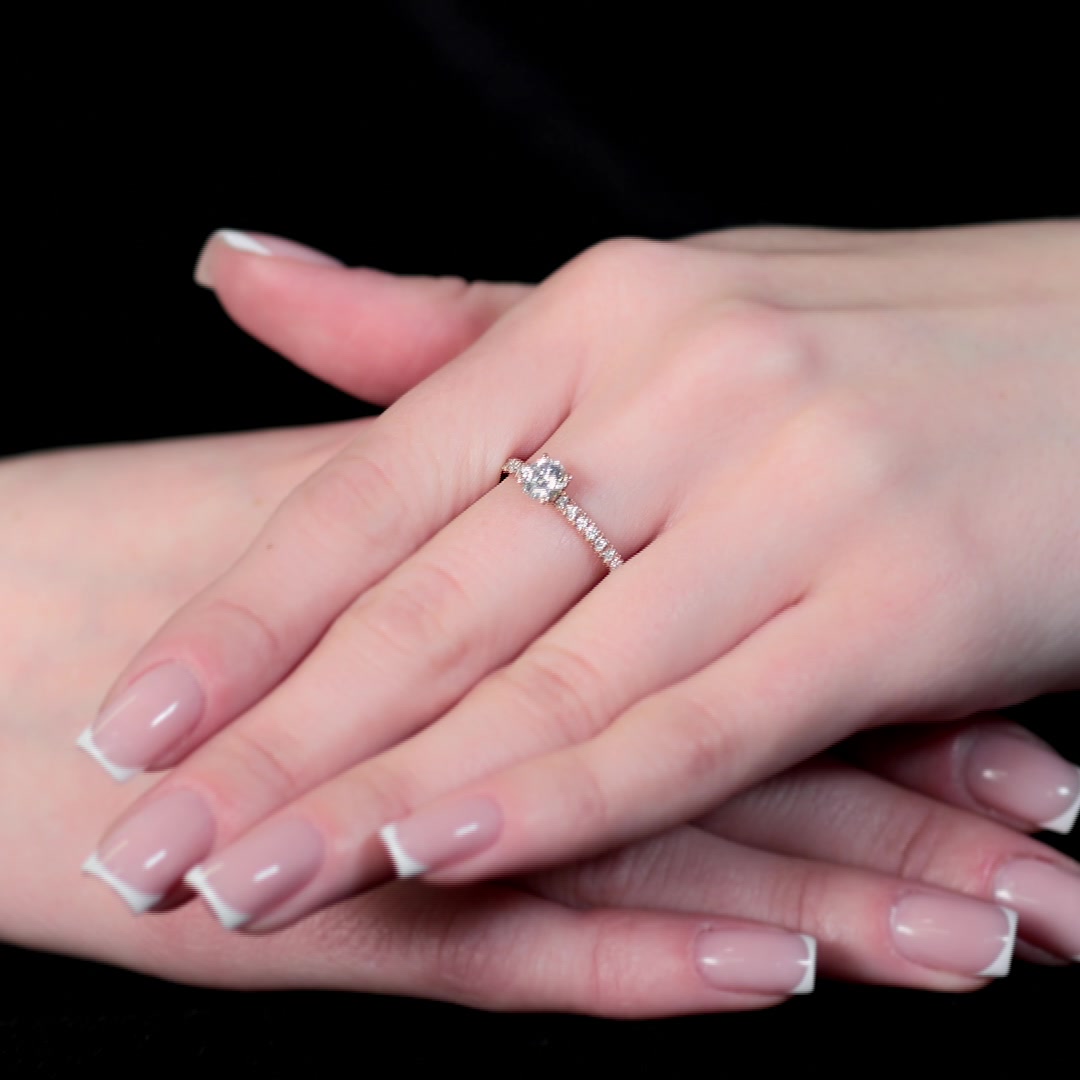 Золотое кольцо с бриллиантами выращенными