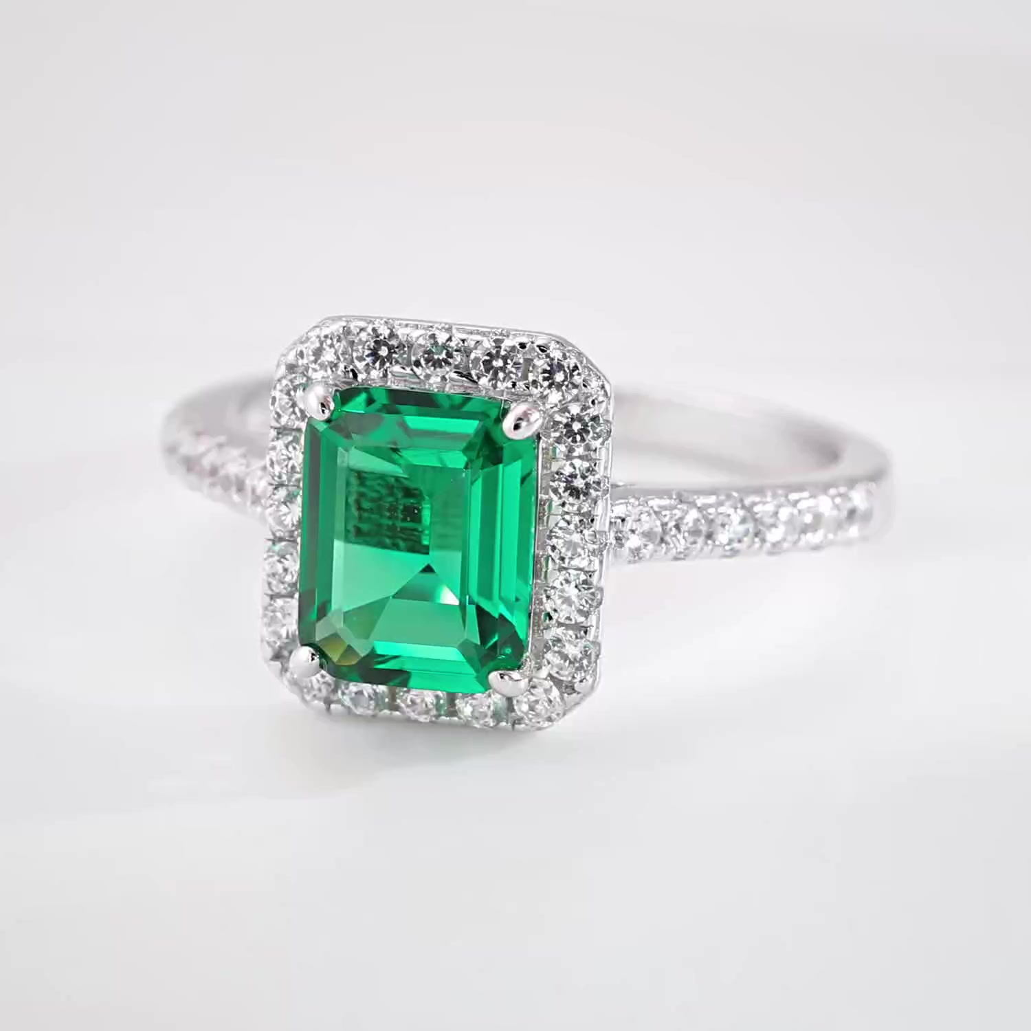 Серебряное кольцо с фианитами