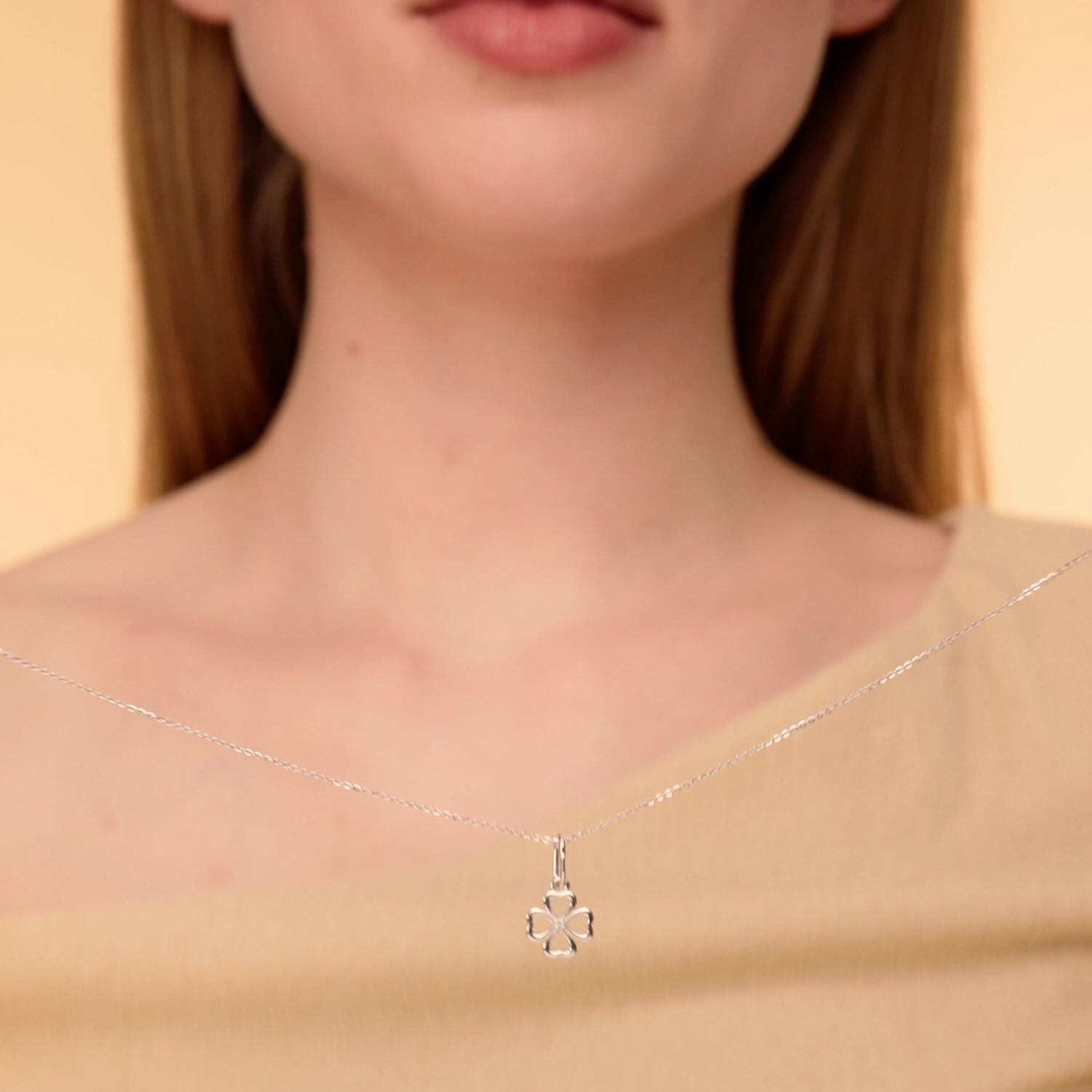 Серебряная подвеска с бриллиантом