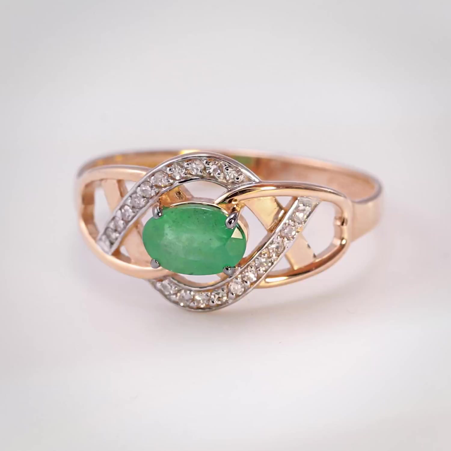 Золотое кольцо с изумрудом и бриллиантами