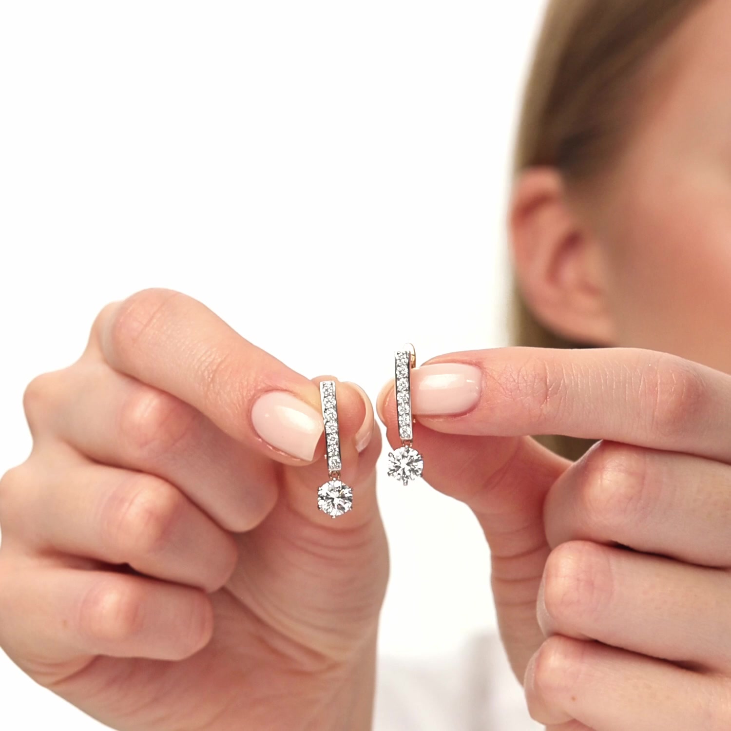 Золотые серьги с бриллиантами выращенными