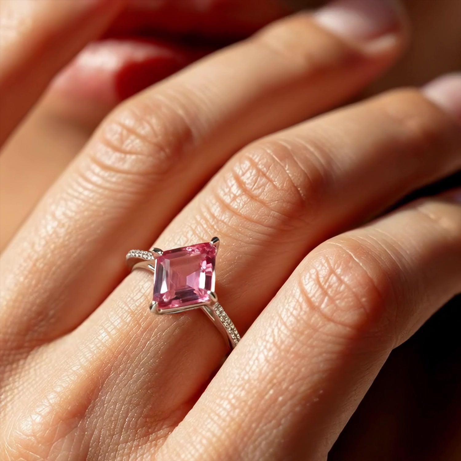 Серебряное кольцо с имитацией кварца и фианитами