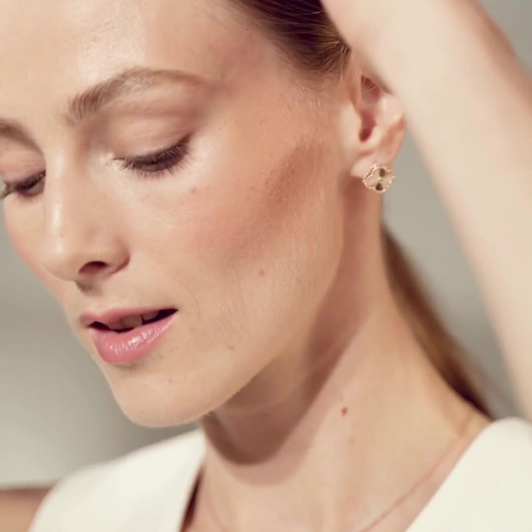 Золотое колье с эмалью