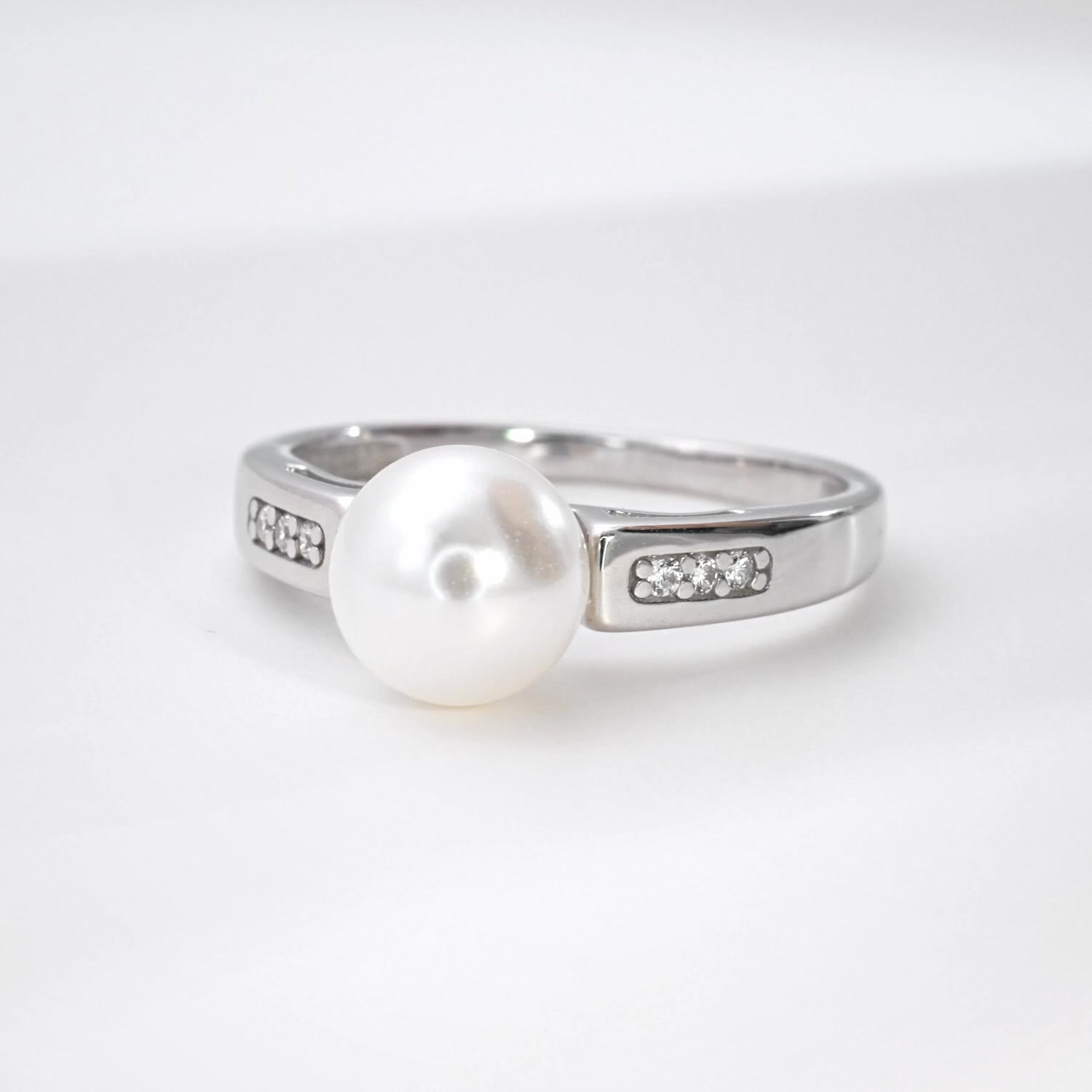 Серебряное кольцо с жемчугом и фианитами