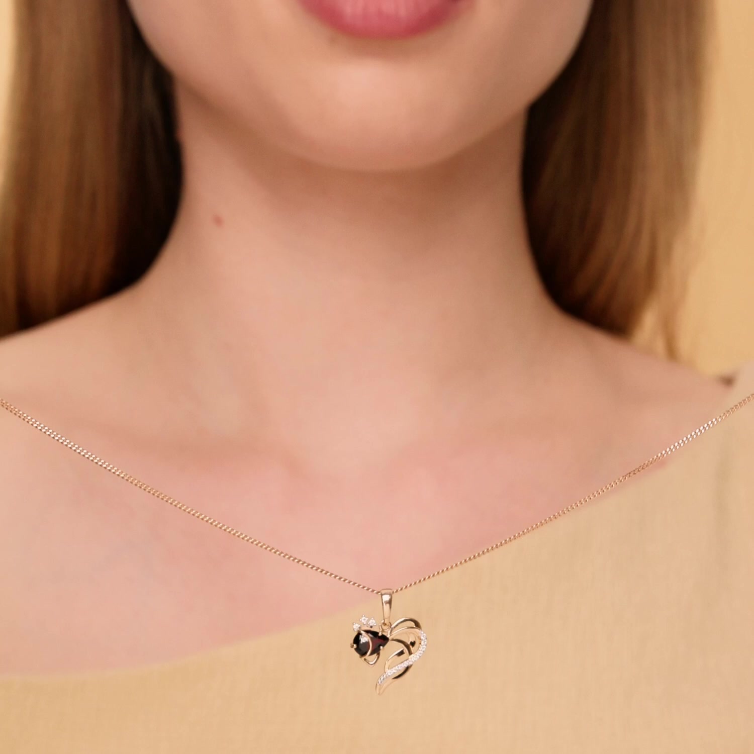 Золотая подвеска с гранатом и фианитами