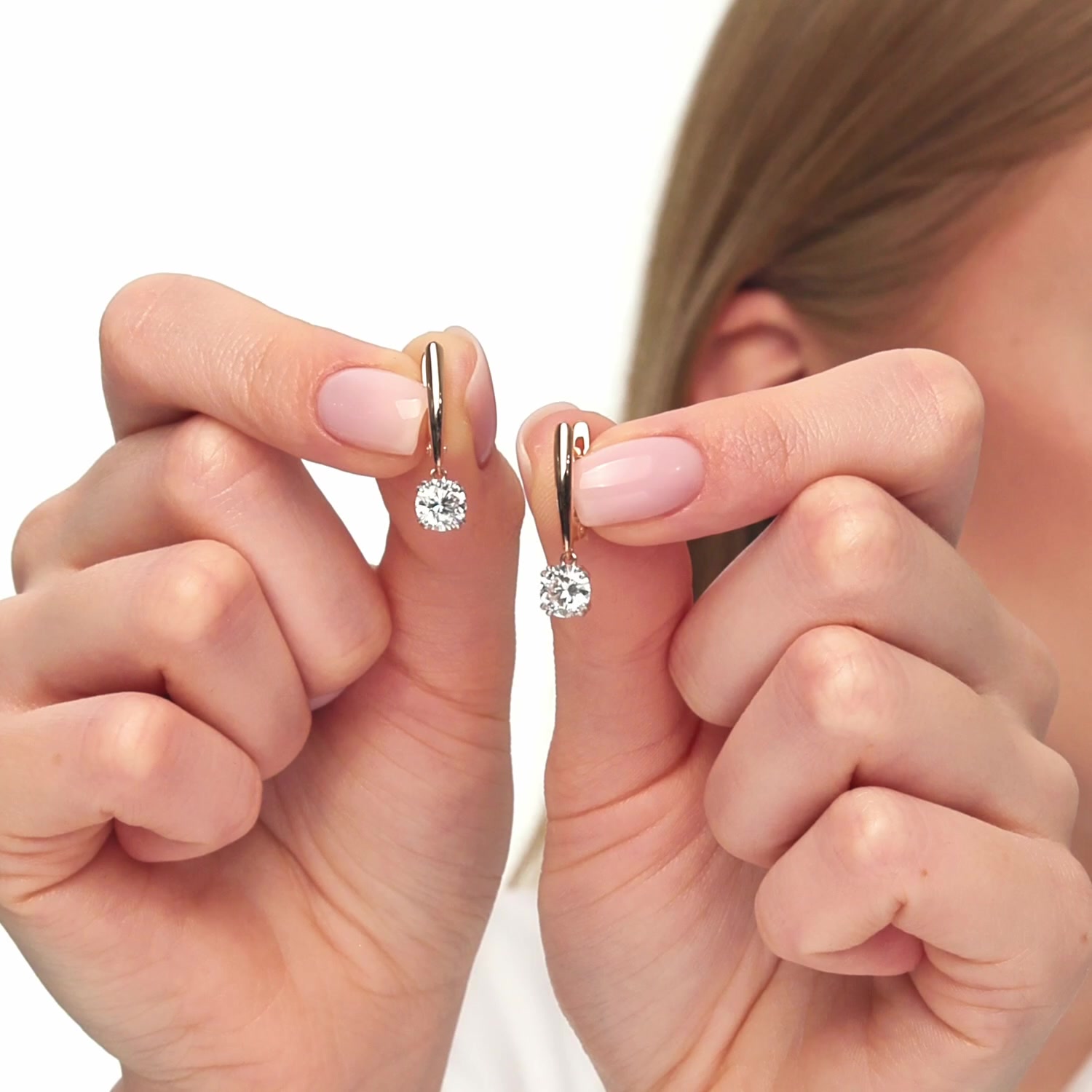 Золотые серьги с бриллиантами выращенными