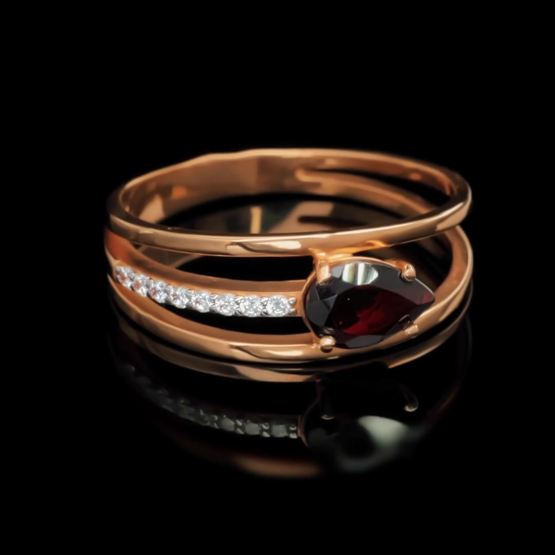 Золотое кольцо с гранатом и фианитами