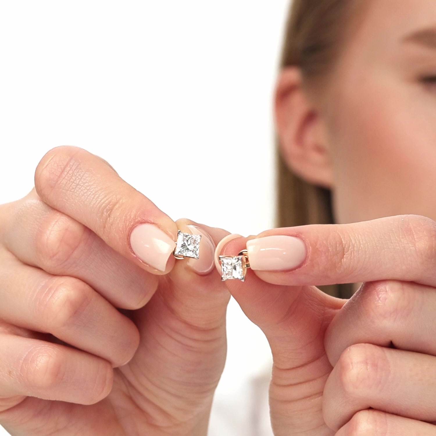 Золотые серьги с бриллиантами выращенными