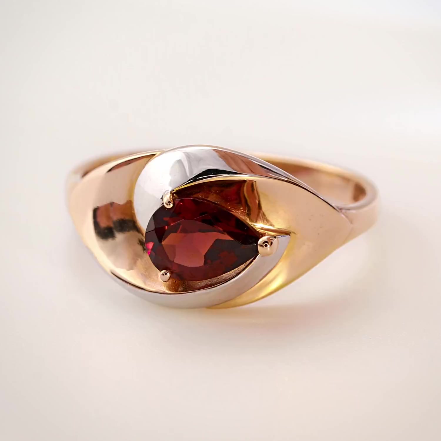 Золотое кольцо с гранатом