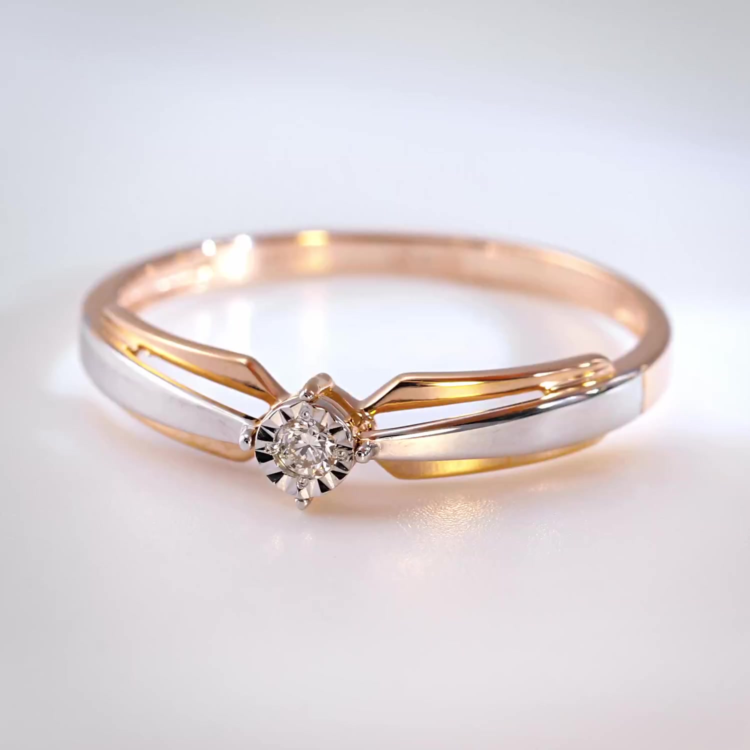 Золотое кольцо с  бриллиантом