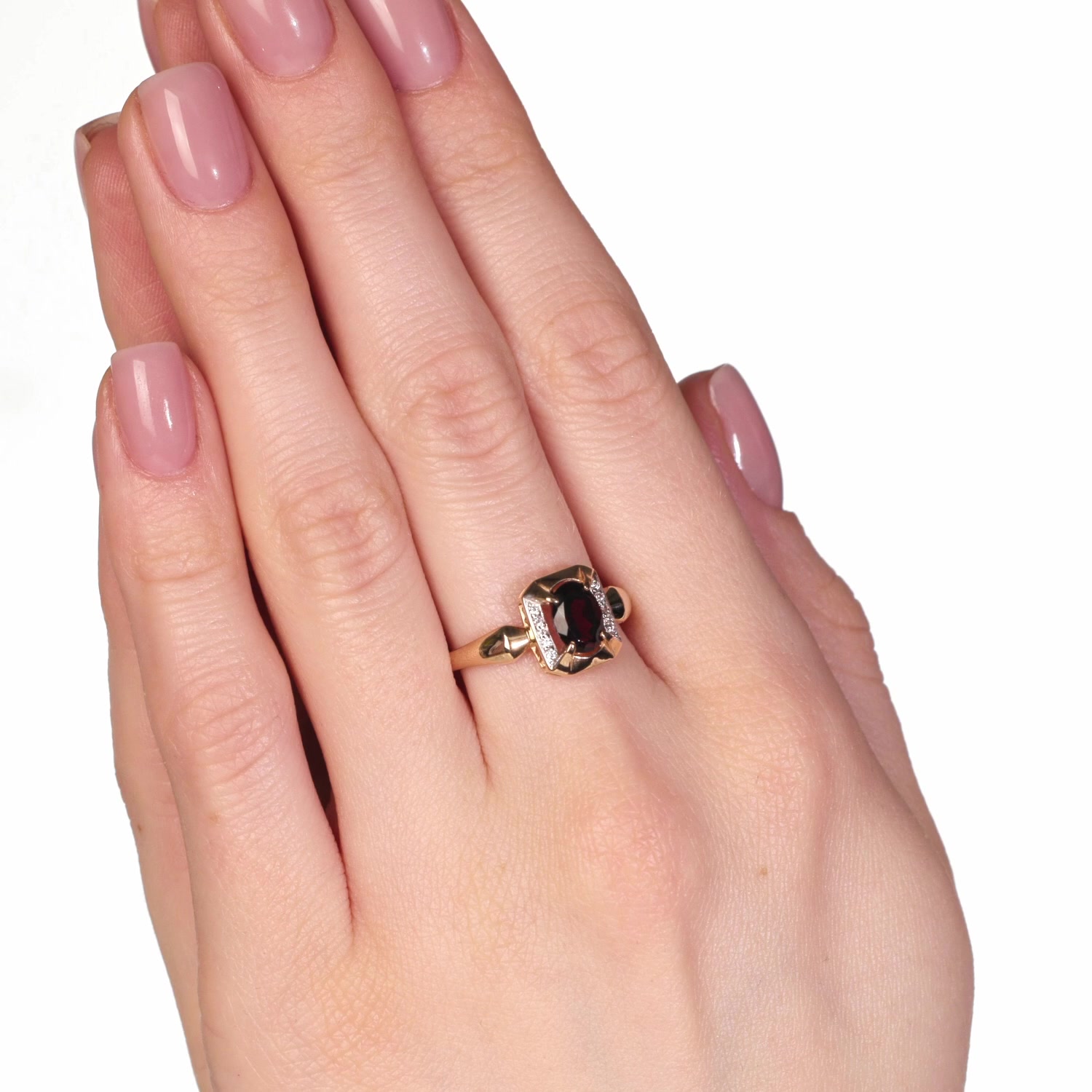 Золотое кольцо с гранатом и фианитами