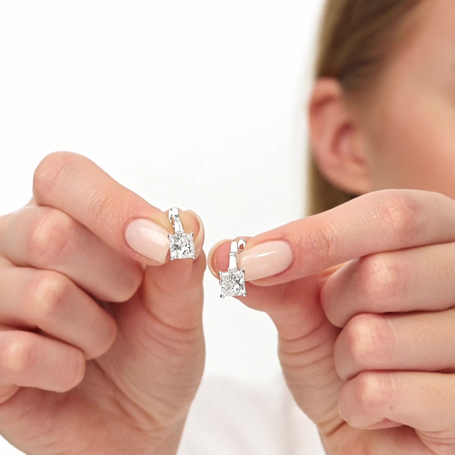 Золотые серьги с бриллиантами выращенными