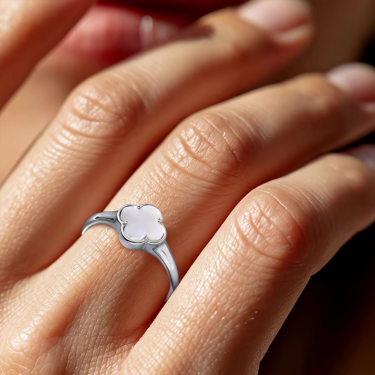 Серебряное кольцо с перламутром