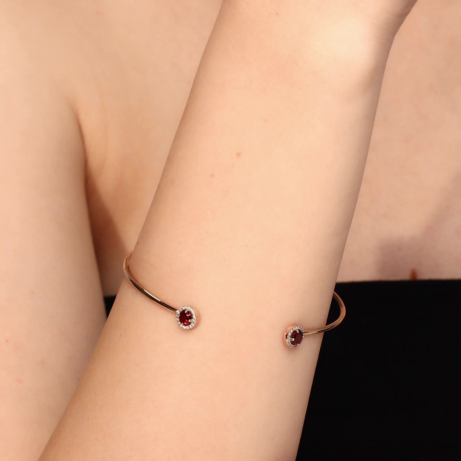 Золотой браслет с гранатом и фианитами