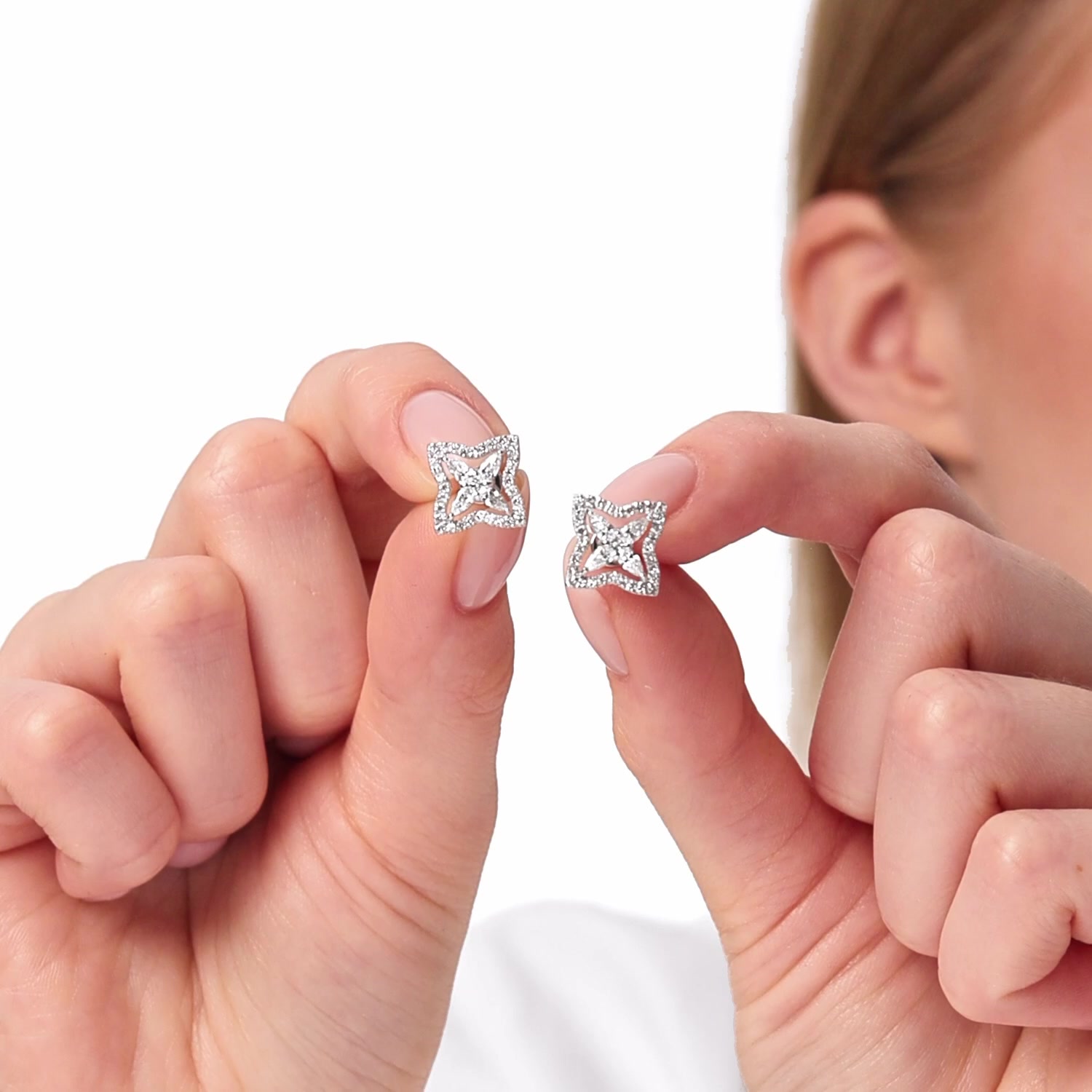 Золотые серьги с бриллиантами выращенными