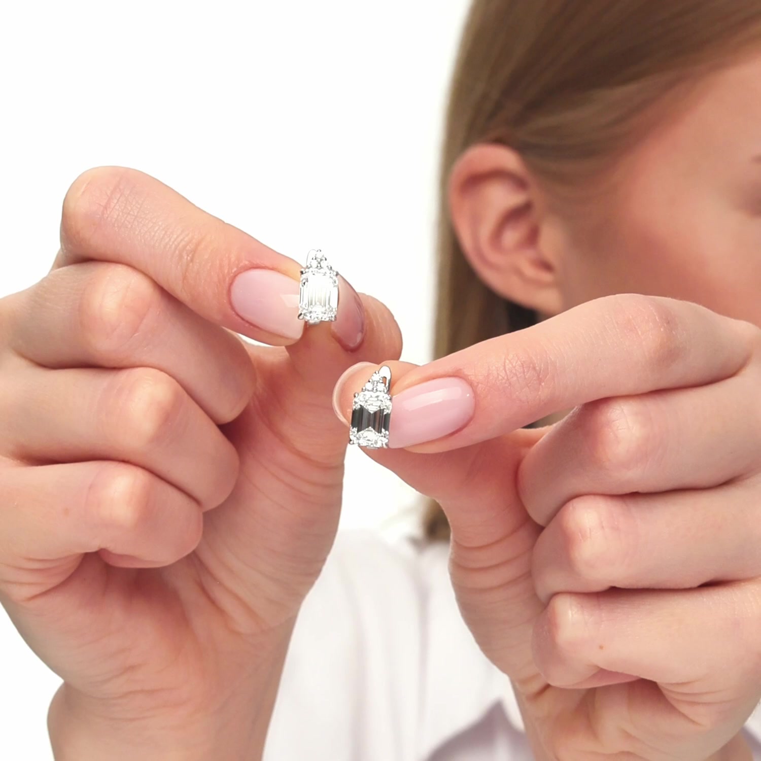 Золотые серьги с бриллиантами выращенными