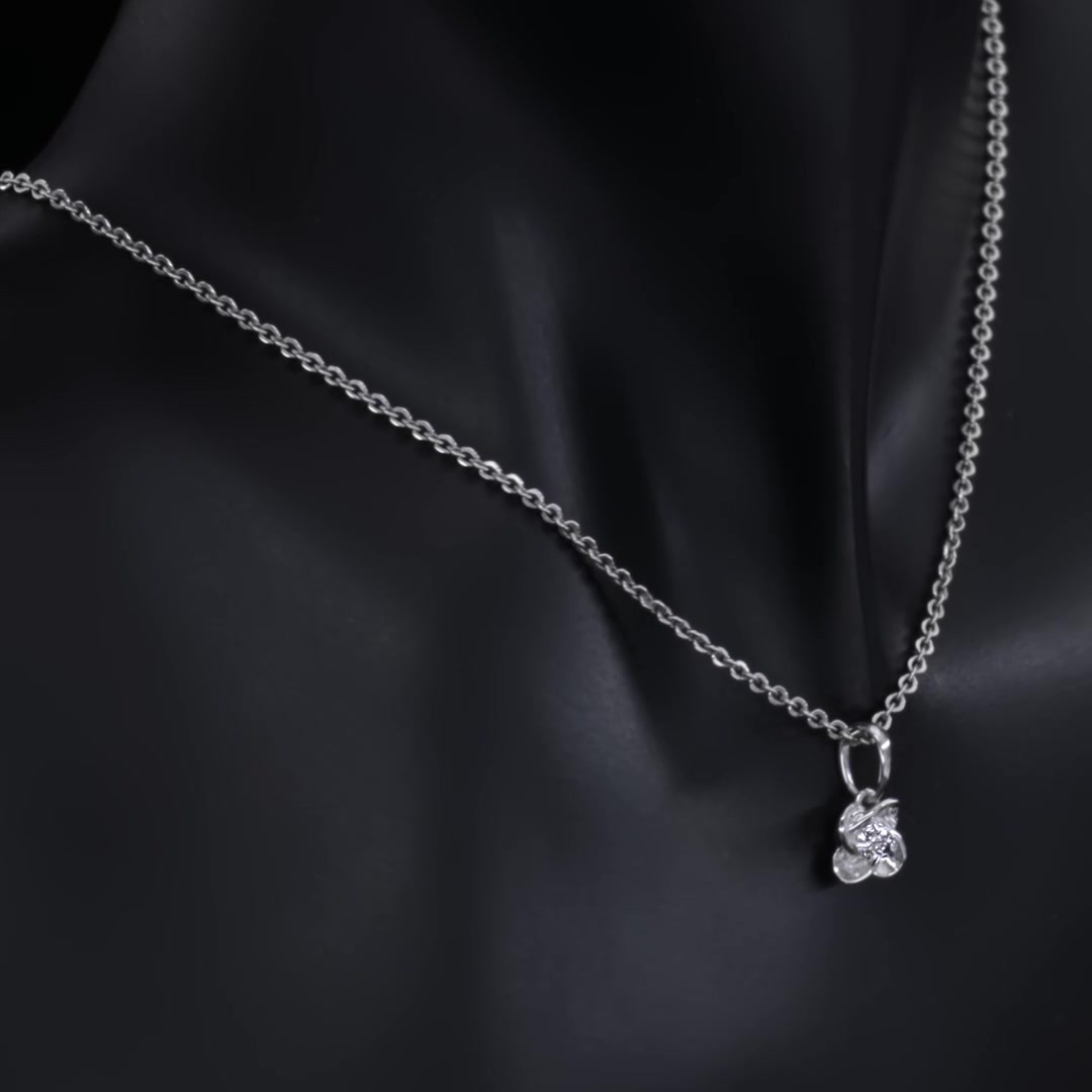 Золотая подвеска с бриллиантом