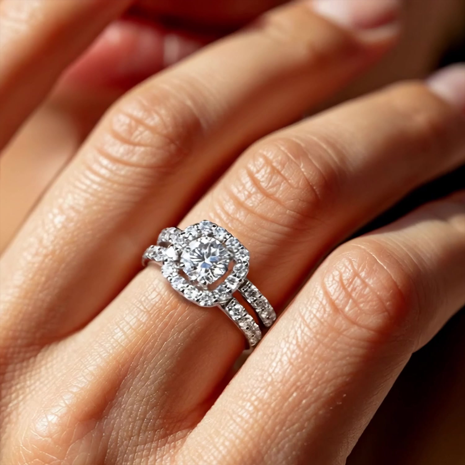 Золотое кольцо с бриллиантами выращенными