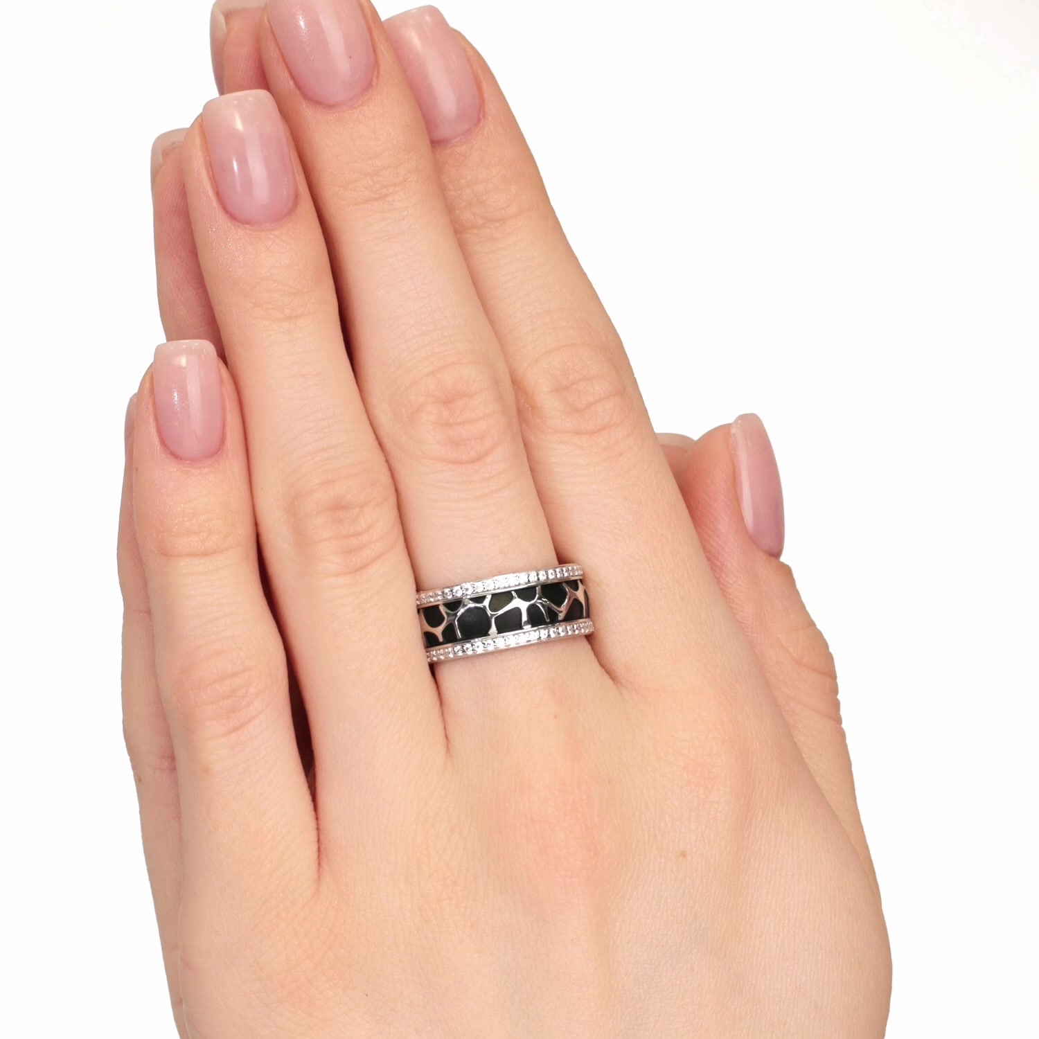 Серебряное кольцо с эмалью и фианитами