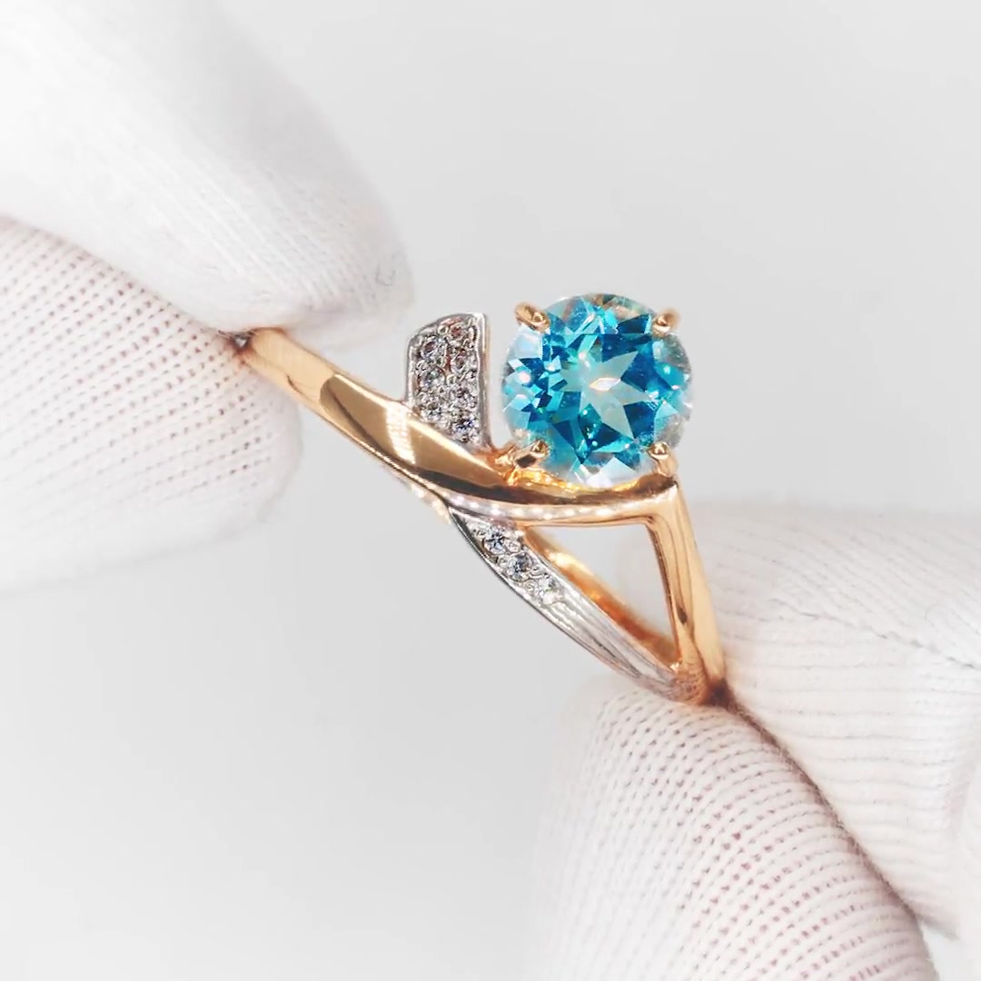 Золотое кольцо с топазом Sky и фианитами