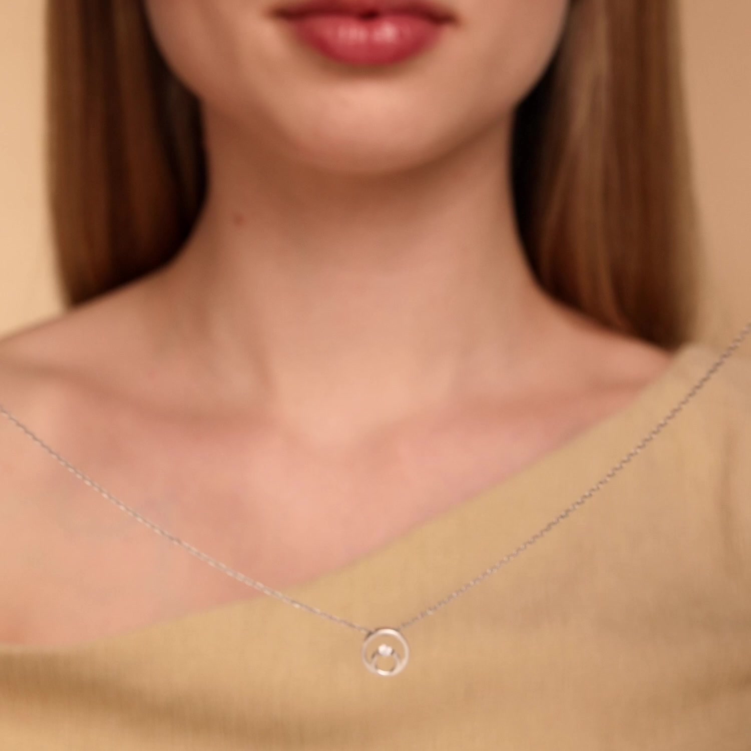 Серебряное колье с фианитом