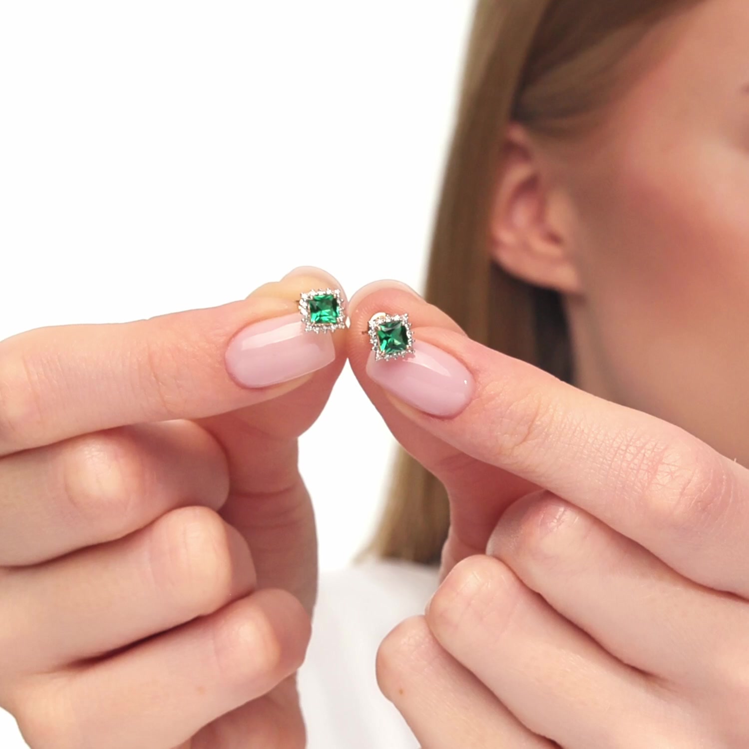 Золотые серьги с изумрудами выращенными и бриллиантами