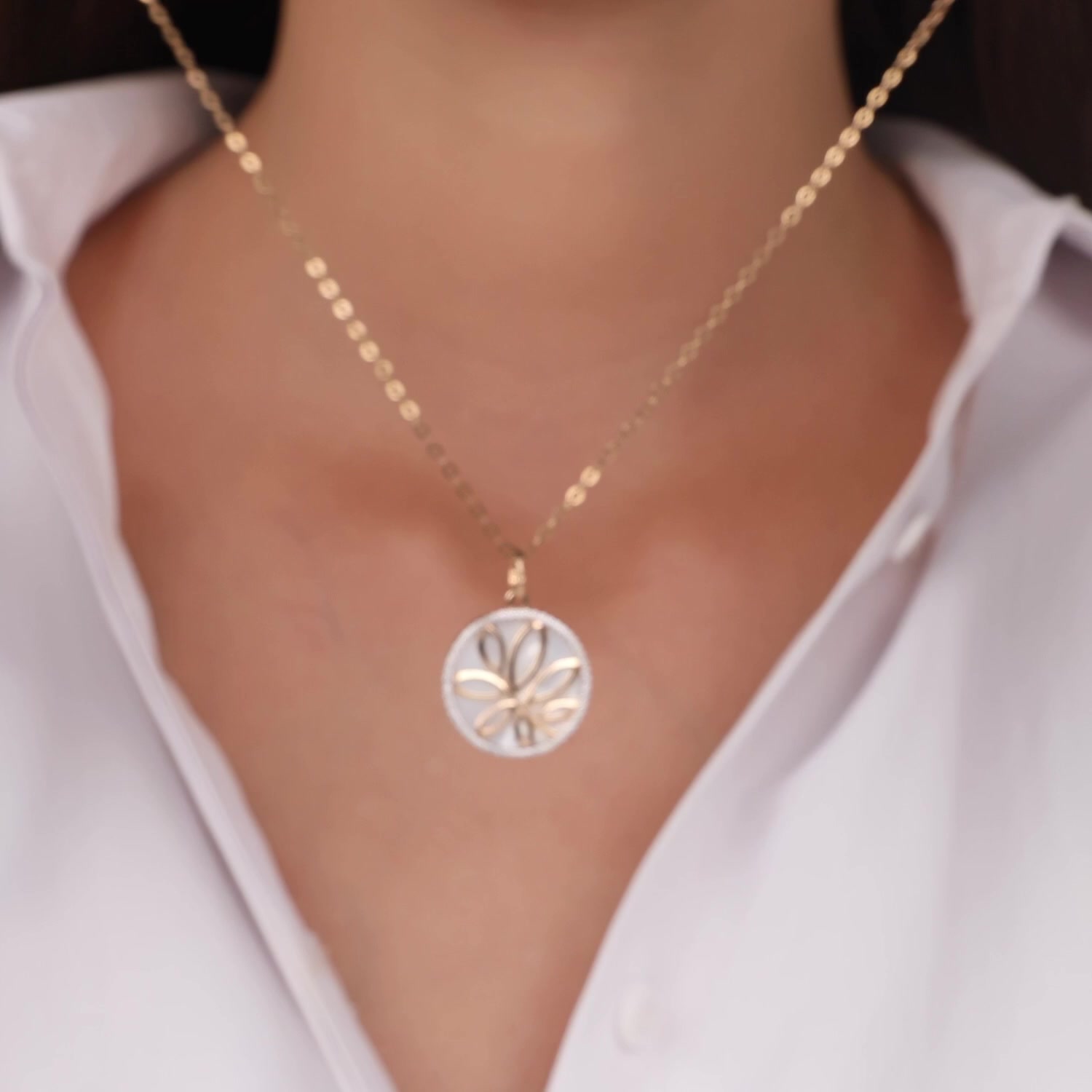 Золотая подвеска с перламутром и фианитами