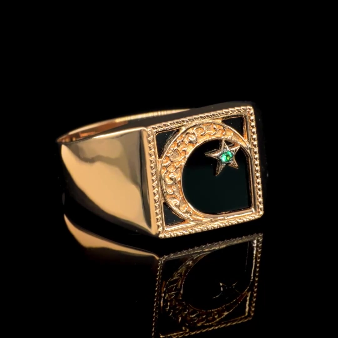 Золотая печатка с агатом и изумрудом выращенным