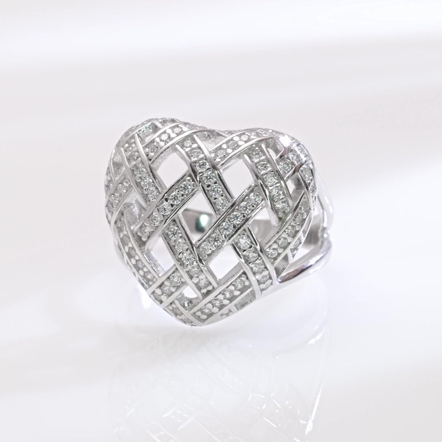Серебряное кольцо с фианитами