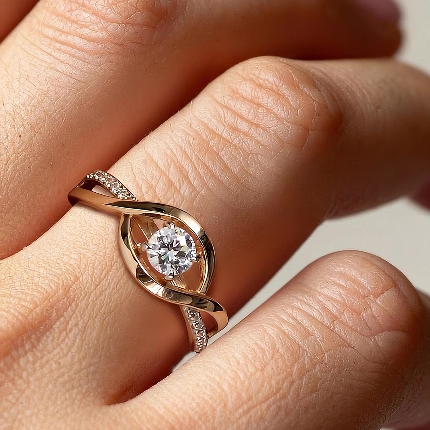 Золотое кольцо с фианитами